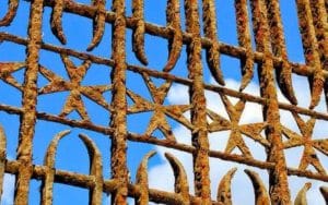 Thép để ngoài trời mưa có sao không? Hiện tượng rỉ sét cần phải lưu ý 1 thép để ngoài trời mưa có sao không